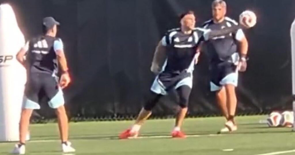 Dibu Martínez entrena diferenciado en Kansas para llegar al debut