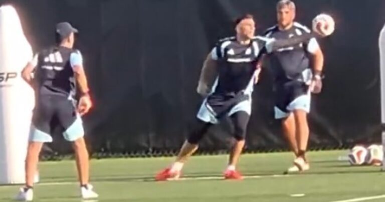 Dibu Martínez entrena diferenciado en Kansas para llegar al debut