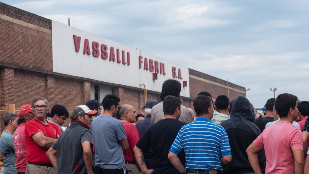 Vassalli se vende por un dólar ante una deuda de 1.337 millones