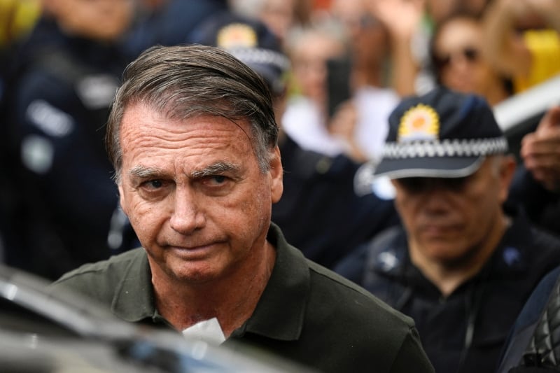 El Supremo de Brasil ordena interrogar a Bolsonaro por un arma