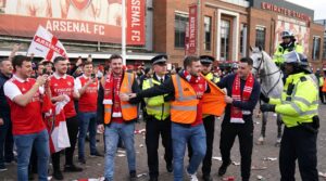 Detienen a dos hinchas del Arsenal por infiltrarse en la premiación