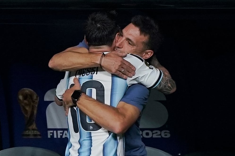 Scaloni celebró el cumpleaños 39 de Messi tras el pase a octavos