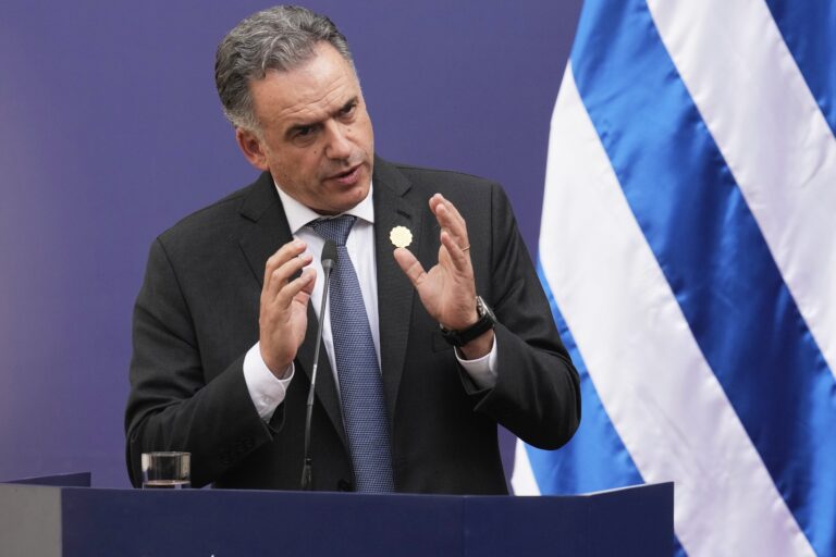 Escándalo en Uruguay por la compra de una camioneta de Yamandú Orsi