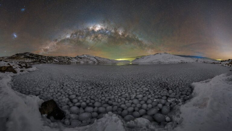 Fenómeno inédito en Neuquén: registran esferas de hielo en Caviahue