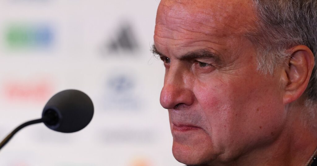 Bielsa criticó a la FIFA por las pausas de hidratación en el Mundial