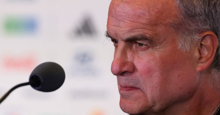 Bielsa criticó a la FIFA por las pausas de hidratación en el Mundial
