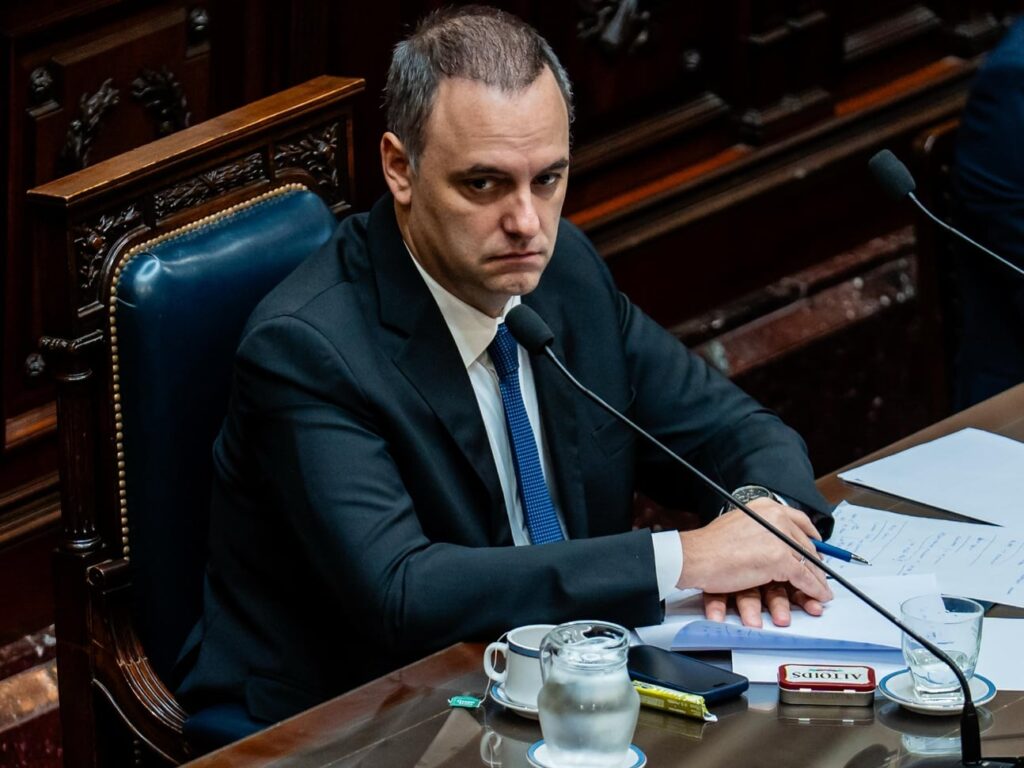 Manuel Adorni renunció a la Jefatura de Gabinete tras denunciar