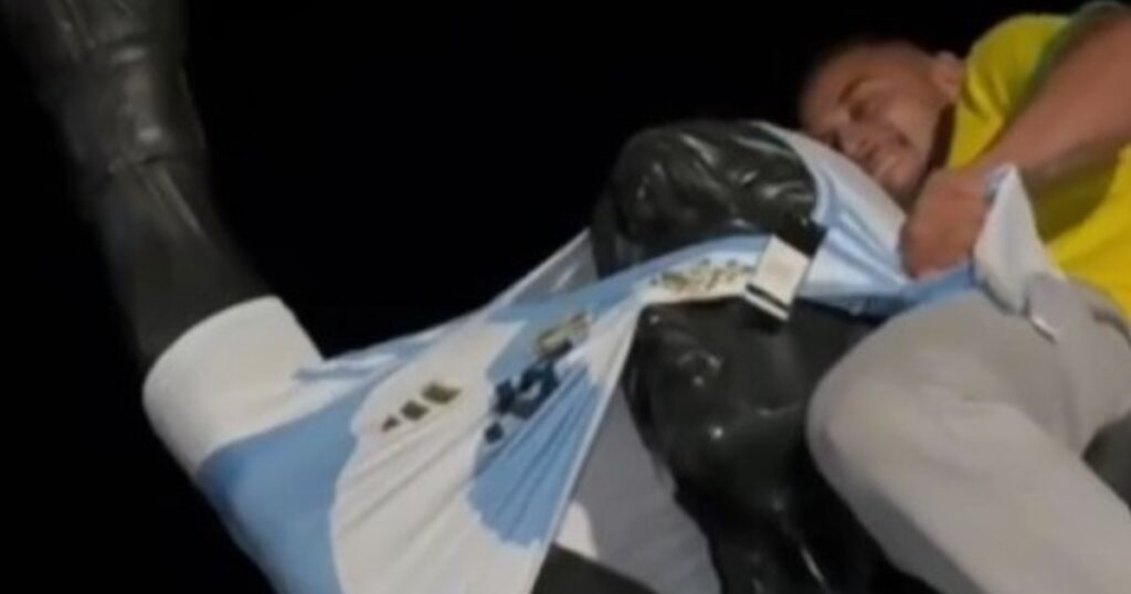 Hinchas de Brasil visten la estatua de Rocky con la de Argentina por