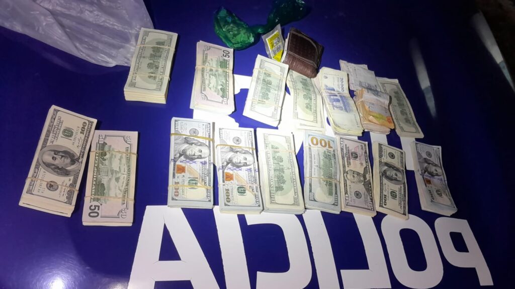 Detienen a un hombre con 127 mil dólares y un millón de pesos en