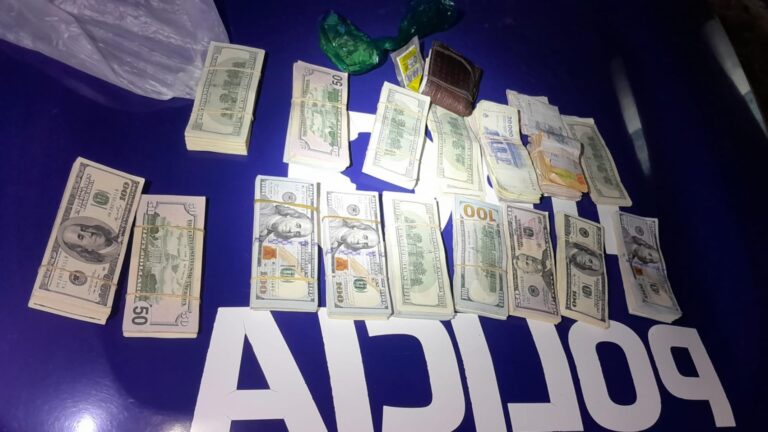 Detienen a un hombre con 127 mil dólares y un millón de pesos en