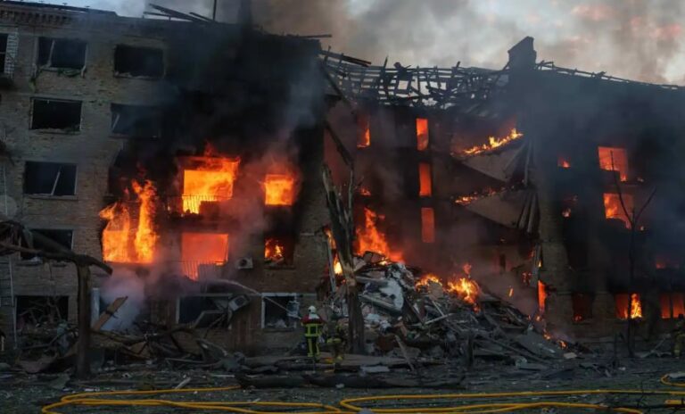 Rusia atacó Kiev y Dnipró con misiles: ocho muertos y decenas de