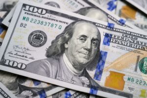 El dólar blue cerró a $1435 y el riesgo país perforó los 500 puntos