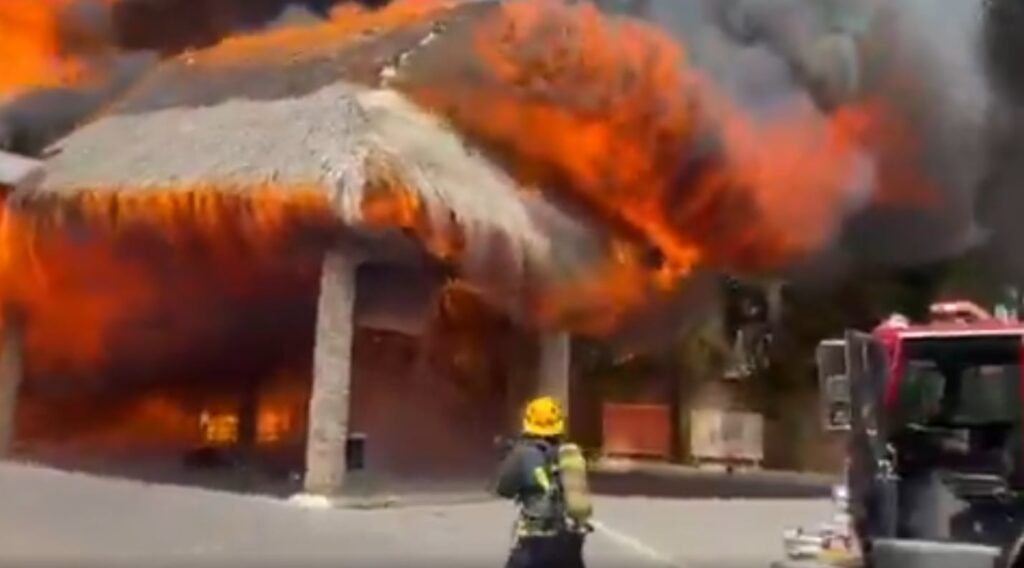 Un voraz incendio destruyó gran parte del hotel Viva Dominicus
