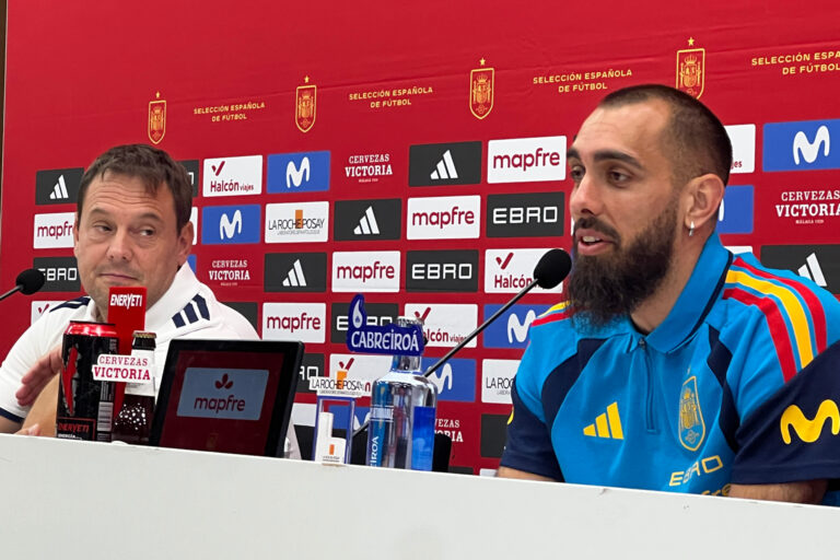 Borja Iglesias analiza su presente en la selección antes del duelo en