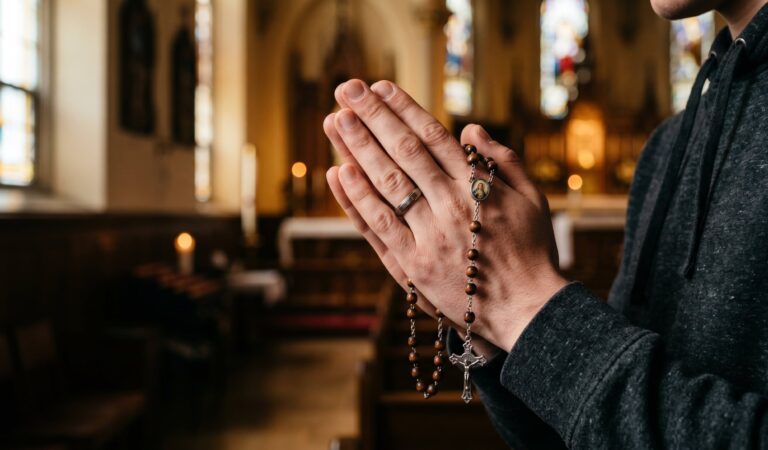 El catolicismo cae al 57,7% en Argentina y crecen los sin religión