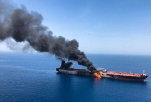 Atacan un buque petrolero con un proyectil en el estrecho de Ormuz