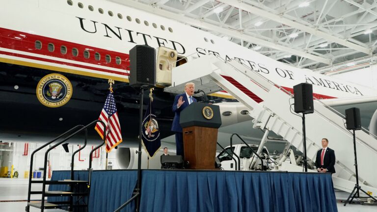 Trump presentó el nuevo Air Force One donado por Qatar en la Base