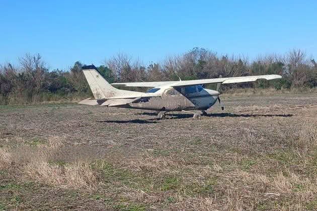 Hallan una avioneta abandonada en Santa Fe e investigan nexo narco