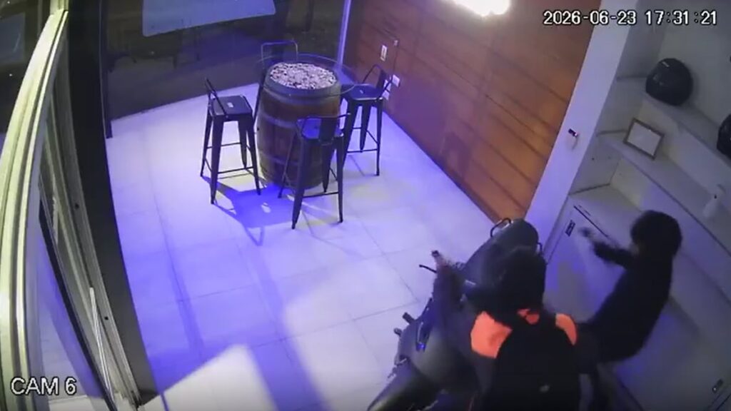 Tres menores detenidos tras robar USD 3.000 en una agencia de City