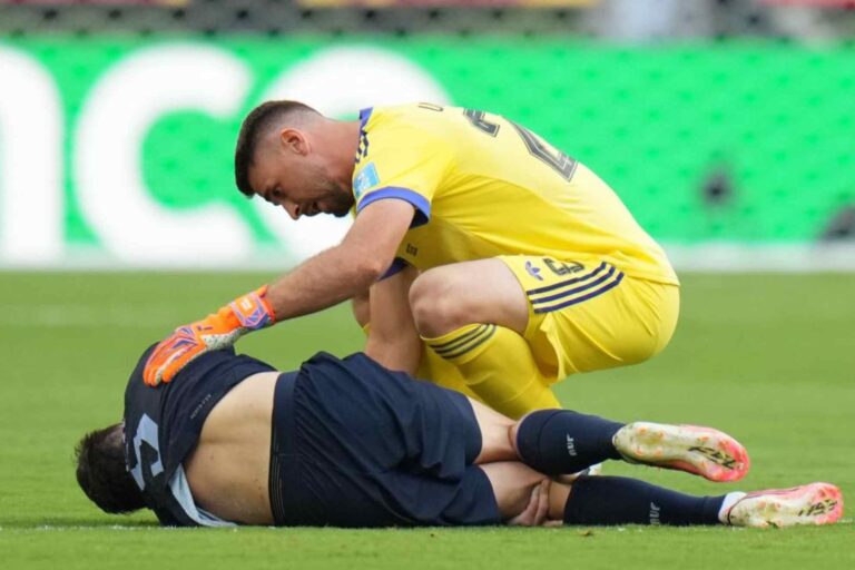 Uruguay pierde a Ugarte por lesión y Muslera sale tras error ante
