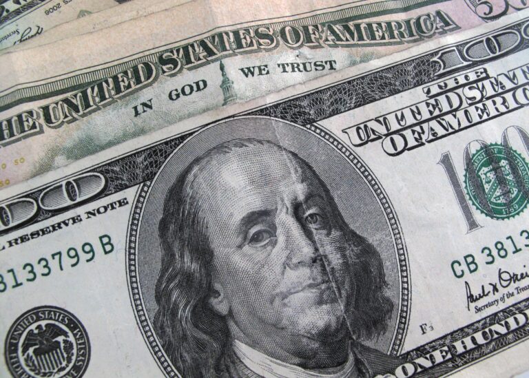 El aguinaldo presiona al dólar y los inversores migran a bonos dollar