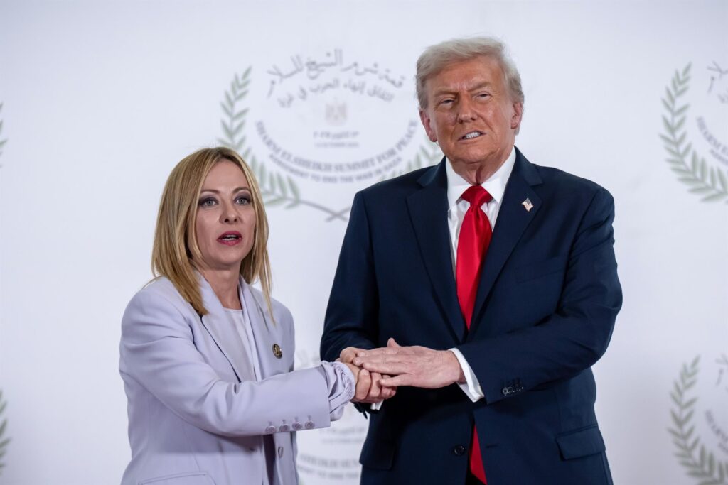Meloni cruzó a Trump por inventar que ella le suplicó una foto en el