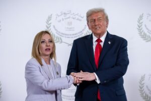 Meloni cruzó a Trump por inventar que ella le suplicó una foto en el