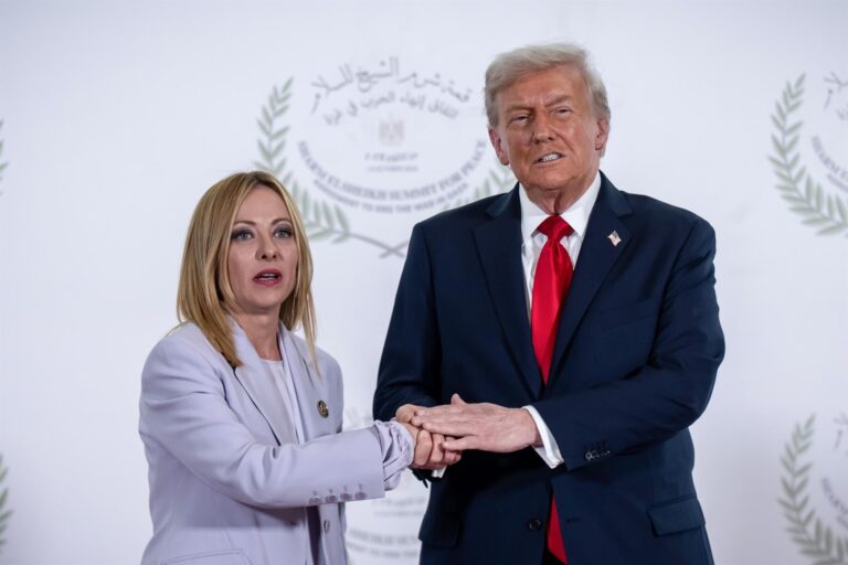 Meloni cruzó a Trump por inventar que ella le suplicó una foto en el