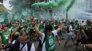 El Gobierno acordó un aumento del 6,64% para estatales hasta agosto