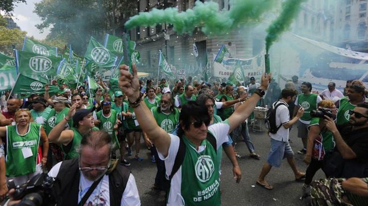 El Gobierno acordó un aumento del 6,64% para estatales hasta agosto