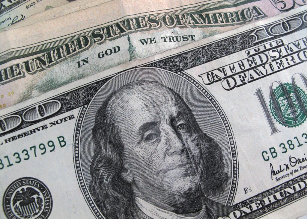 El dólar se estabiliza por el flujo de divisas y el contexto global