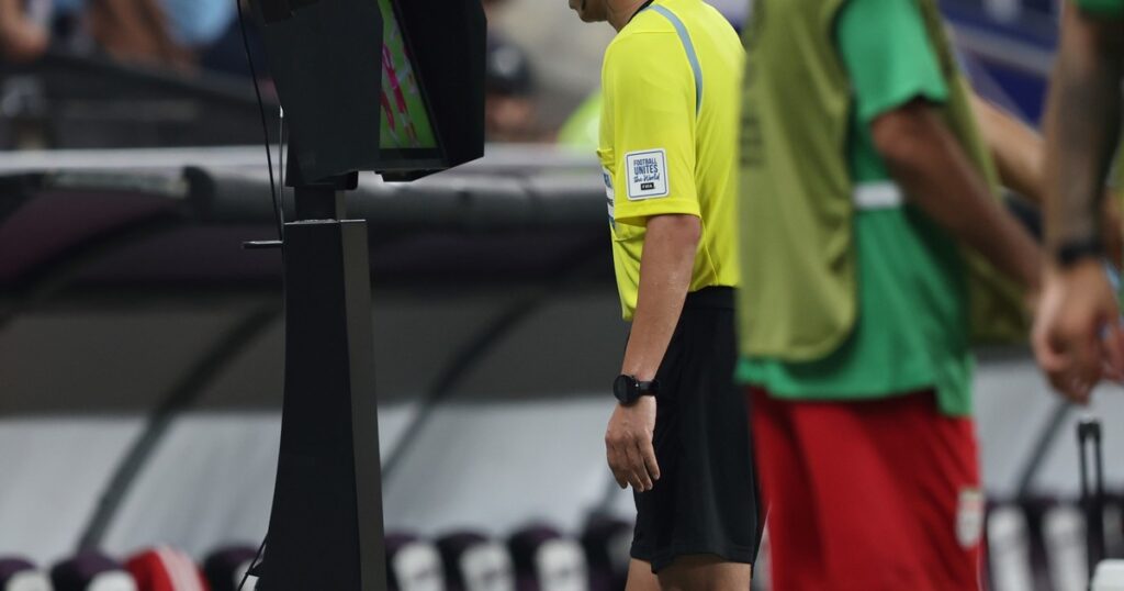 La IFAB oficializa cambios en el VAR que favorecen a las defensas