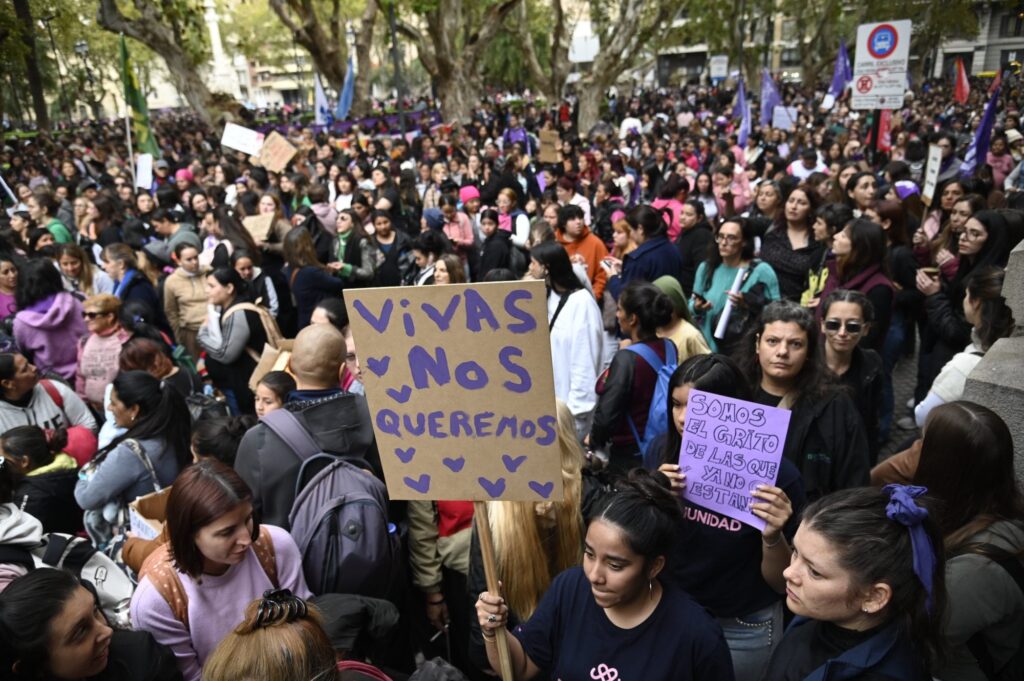 Masiva marcha contra la violencia de género y tensión por pliegos