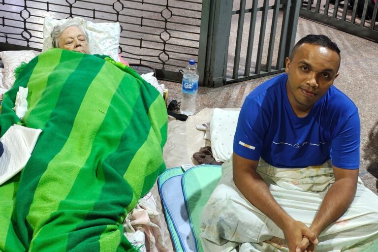 Una argentina de 79 años quedó en la calle tras los sismos en