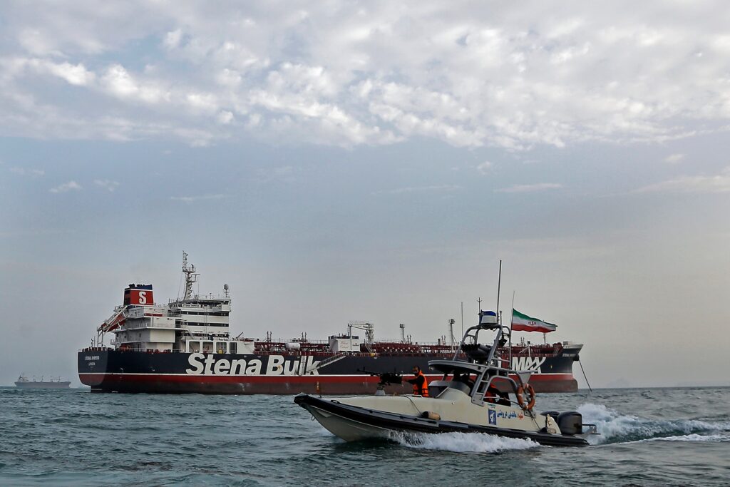 Irán amenaza con bloquear el estrecho de Ormuz ante cambios de rutas