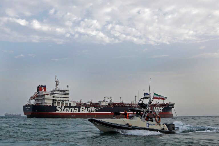 Irán amenaza con bloquear el estrecho de Ormuz ante cambios de rutas