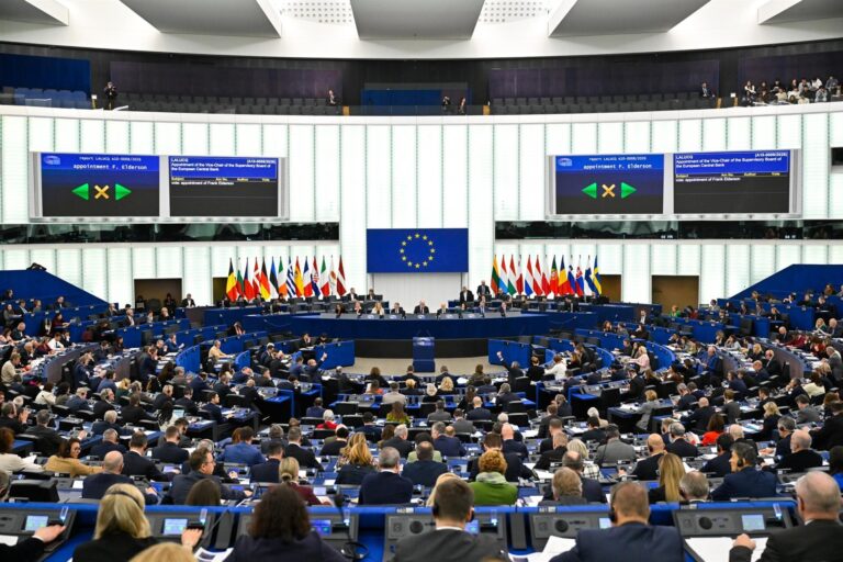La Eurocámara exige suspender el acuerdo con Cuba por la represión