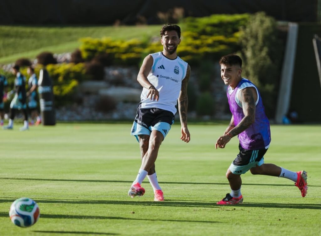 Scaloni define el equipo para el debut mundialista ante las bajas