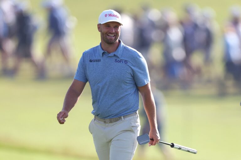 Wyndham Clark lidera el US Open en una jornada marcada por la niebla