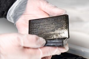 Hallan en Alemania un cuaderno medieval de 700 años en una letrina