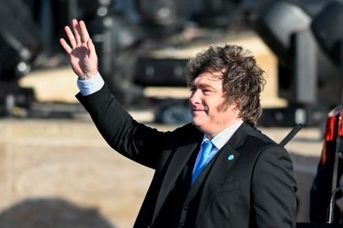 Milei reorganiza su comunicación ante la caída de imagen de Adorni