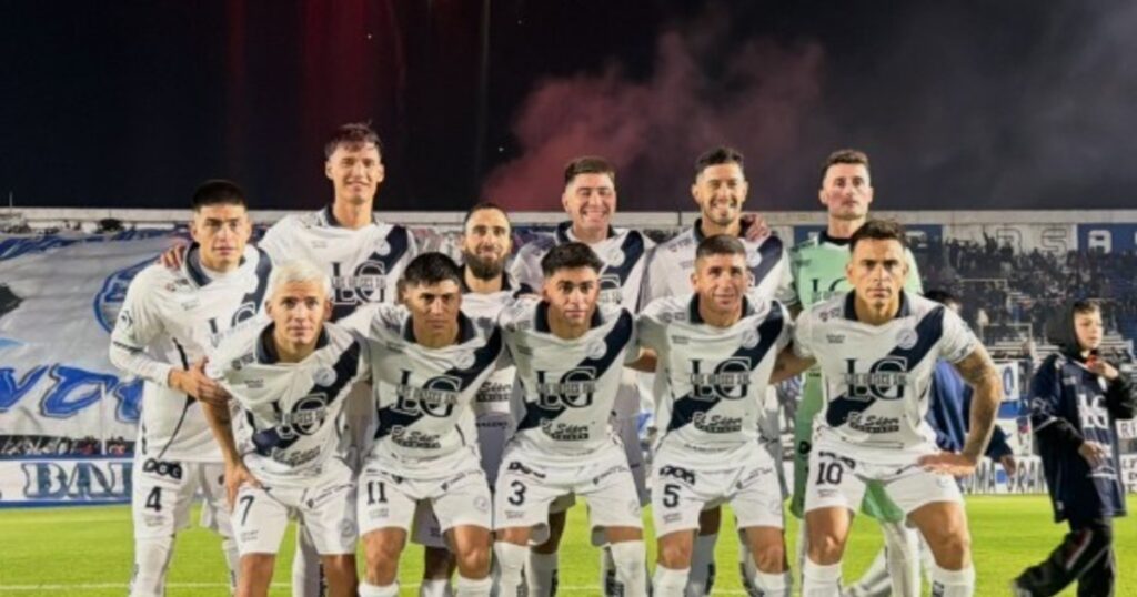Deportivo Merlo venció 2-1 a Laferrere y escala en la Primera B