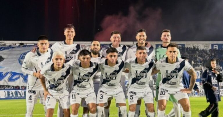 Deportivo Merlo venció 2-1 a Laferrere y escala en la Primera B