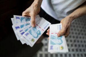 Los salarios registrados subieron 1,8% en mayo y perdieron contra la