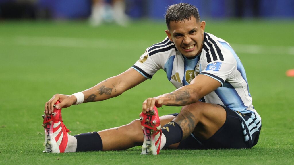 Facundo Medina se lesionó ante Cabo Verde y preocupa a la Selección