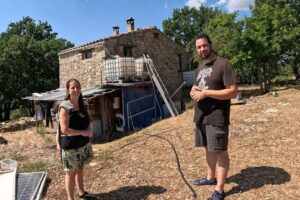 Una familia abandonó su empresa para vivir de forma sustentable en