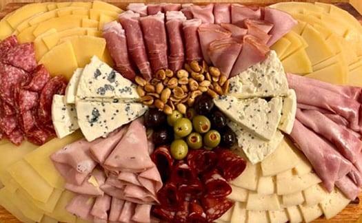 Alertan sobre riesgos de carnes procesadas por consumo de picadas