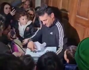 Scaloni regresó a Pujato tras el Mundial y recibió un regalo especial