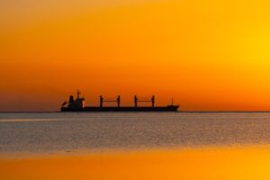 Los hutíes bloquean puertos sauditas y cae el tránsito en el mar Rojo