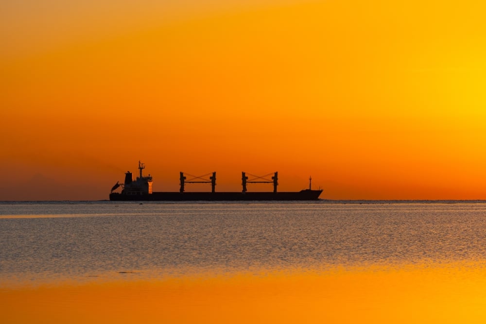 Los hutíes bloquean puertos sauditas y cae el tránsito en el mar Rojo